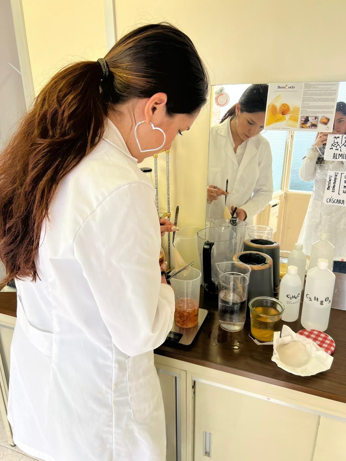 Celia Camacho trabajando en el pequeño taller de Remonda, ubicado en el casco antiguo de Sevilla.