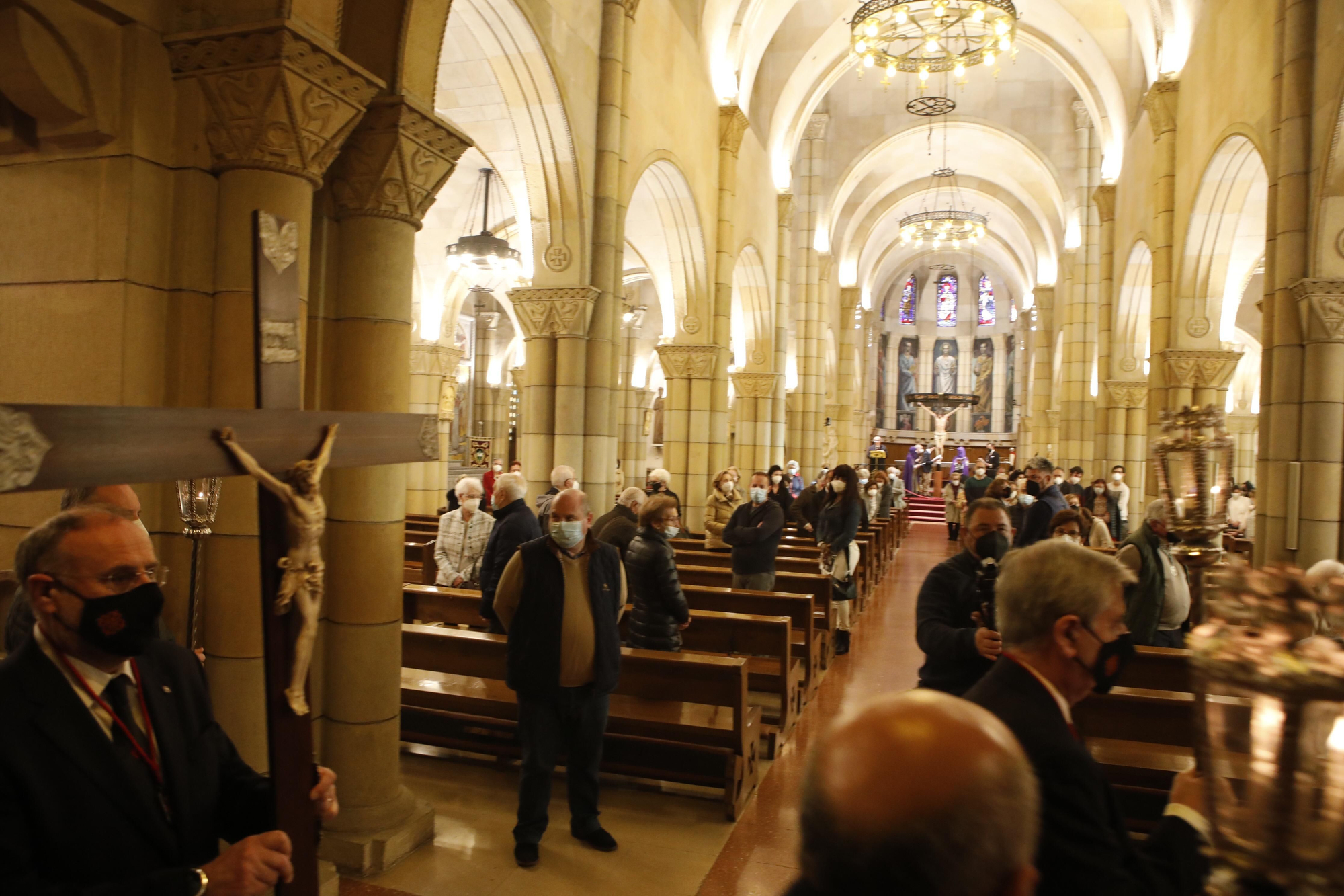 Celebración del Vía Crucis en la iglesia de San Pedro en Viernes Santo