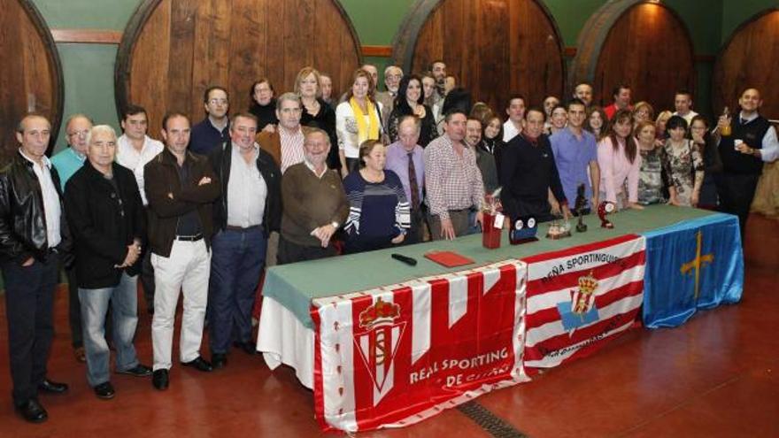 Componentes de la peña rojiblanca Nunca Caminarás Solo, durante la celebración en el lagar.