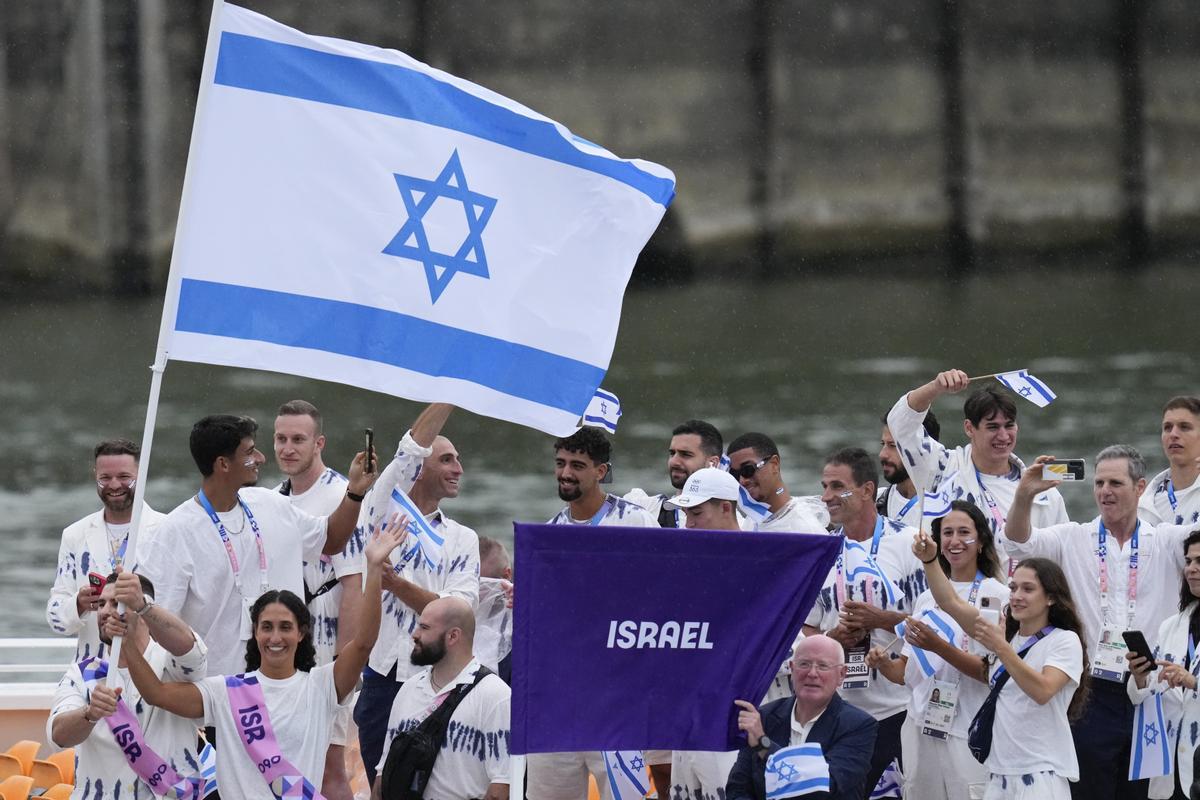Los israelíes Andrea Murez y Peter Paltchik portan la bandera de su país en París, Francia, durante la ceremonia de inauguración de los Juegos Olímpicos