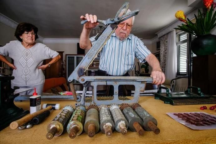 31-10-18. LAS PALMAS DE GRAN CANARIA. Juan Bernades era un caramelero de la capita. Su hijo Liberato nos atiende en su casa para contarnos la historia y enseñarnos algunas de las máquinas con las que le padre hacía los caramelos..  FOTO: JOSÉ CARLOS GUERRA.  | 31/10/2018 | Fotógrafo: José Carlos Guerra