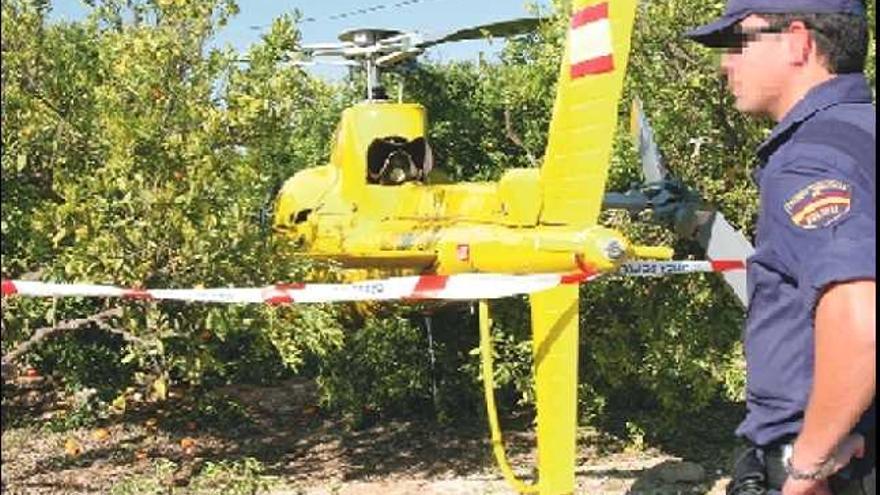 El helicóptero 

permaneció ayer custodiado hasta que los técnicos de Aviación Civil terminaron de recabar datos