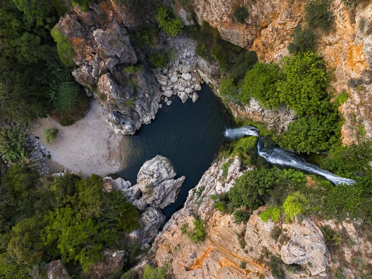 Siguendo la ruta de pozas y cascadas de Bolbaite se llega al impresionante Salto de Chella