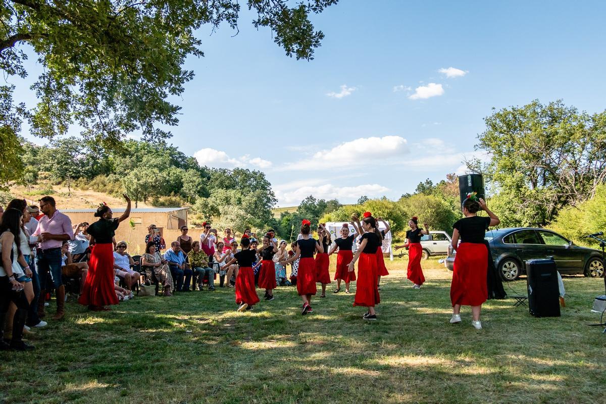 Sevillanas y lunes en Tábara: así celebra su particular feria rociera