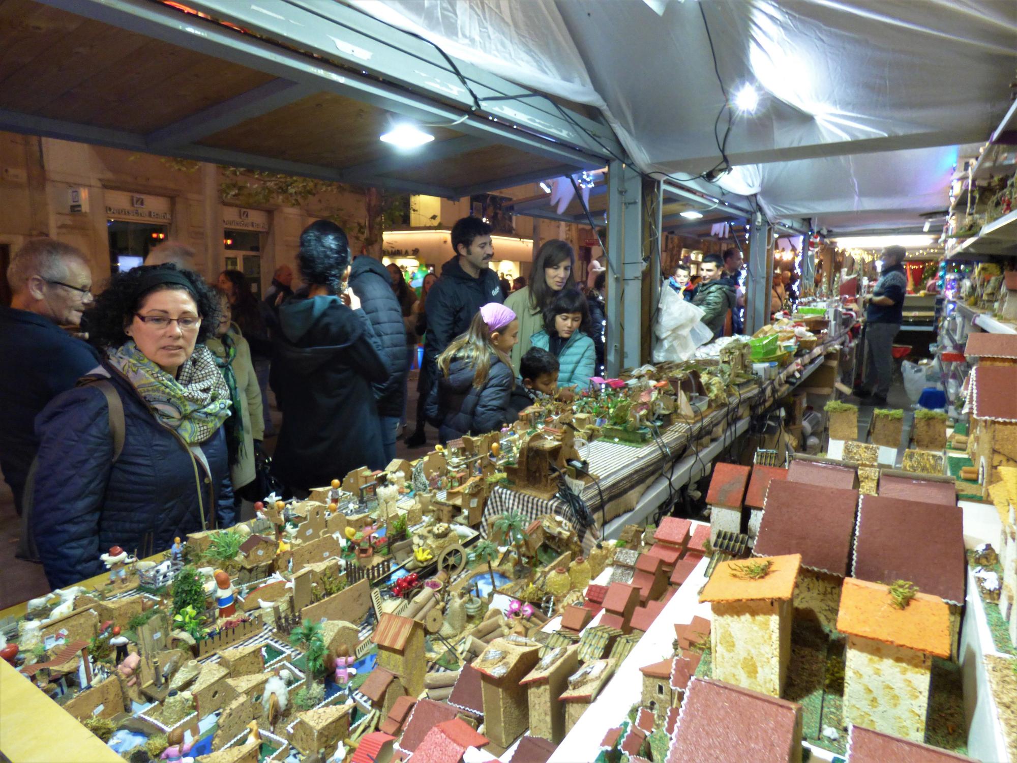 En Fumera, la Nadalina i la Bel inauguren el mercat de Nadal de Figueres