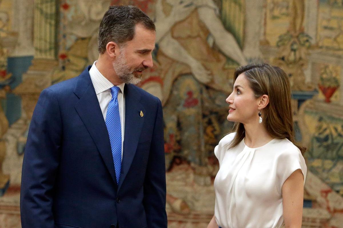Letizia Ortiz con blusa blanca junto a Felipe VI