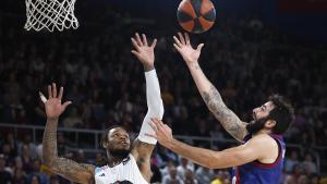 Ricky Rubio trata de encestar en el partido ante el Breogán en el Palau.