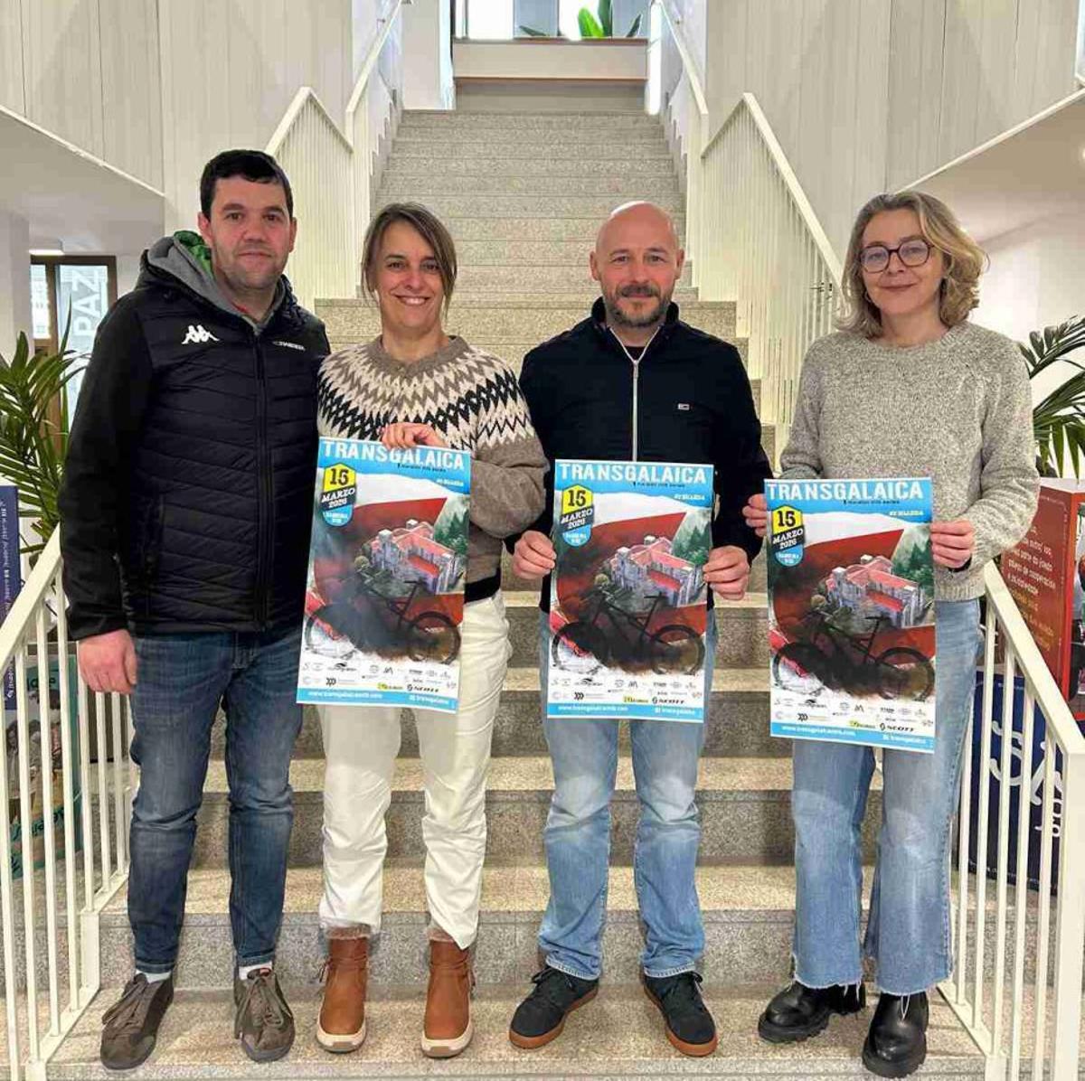 Vázquez, Pena, Baúlde y Conde, con el cartel de la prueba. | FIRMA