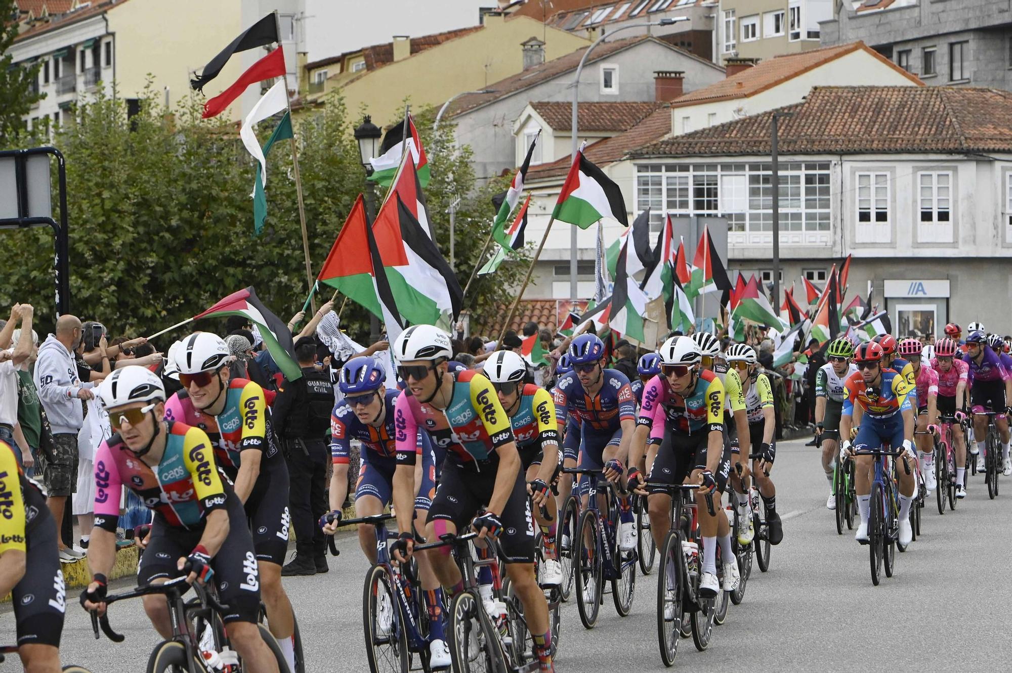 Concentraciones contra el equipo de Israel por el genocidio en Gaza durante el paso de La Vuelta por Pontevedra