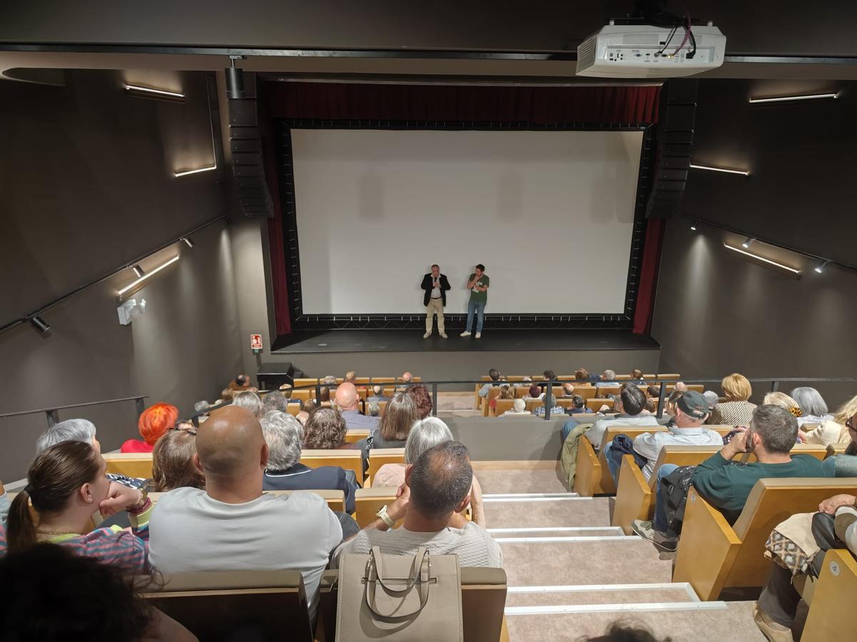 Un momento de la presentación de la película, con el cineasta y el edil de Cultura dirigiendo unas palabras al público.