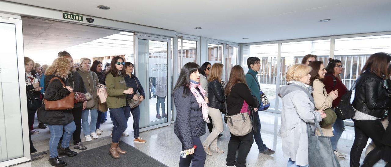 Varias aspirantes a unas oposiciones de auxiliar de enfermería en Aragón, en 2019.