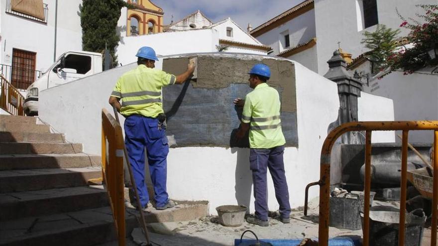 Restauran el desconchón de la pared de la fuente del bailío