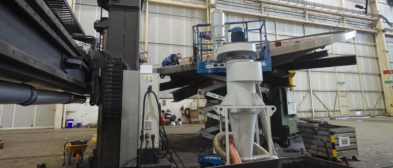 Un trabajador en el interior de la factoría de Citic Censa