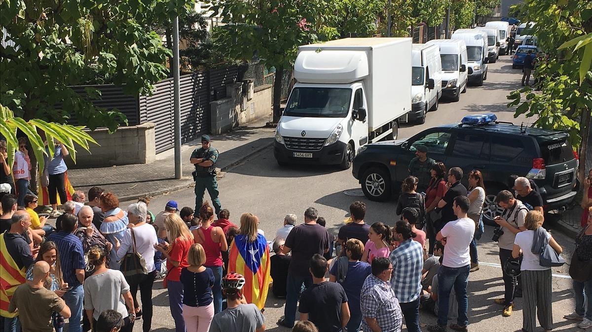 La Guardia Civil acordona una calle de Bigues i Riells, donde se han impreso material para el 1 de Octubre.