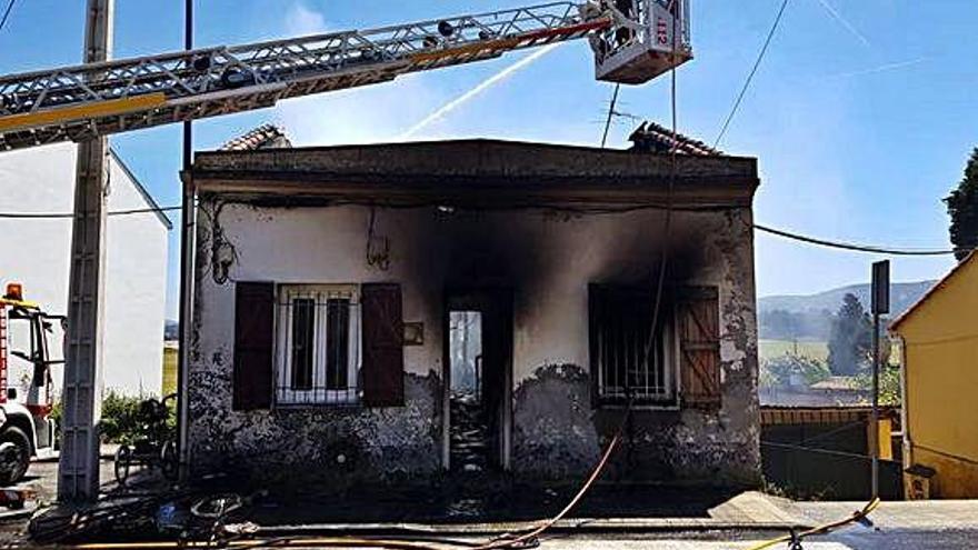 Un fuego quema una casa y obliga a demolerla