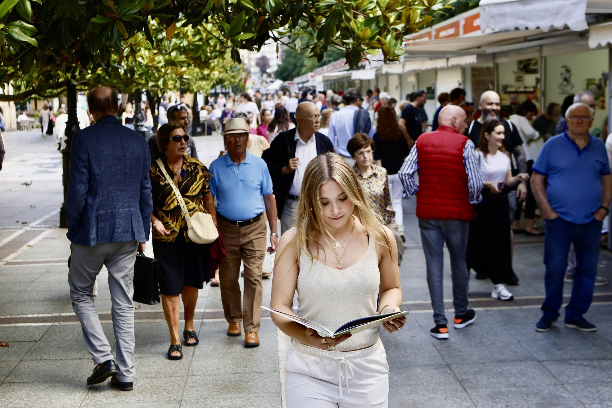 El inicio de la Feria del Libro de Gijón, en imágenes