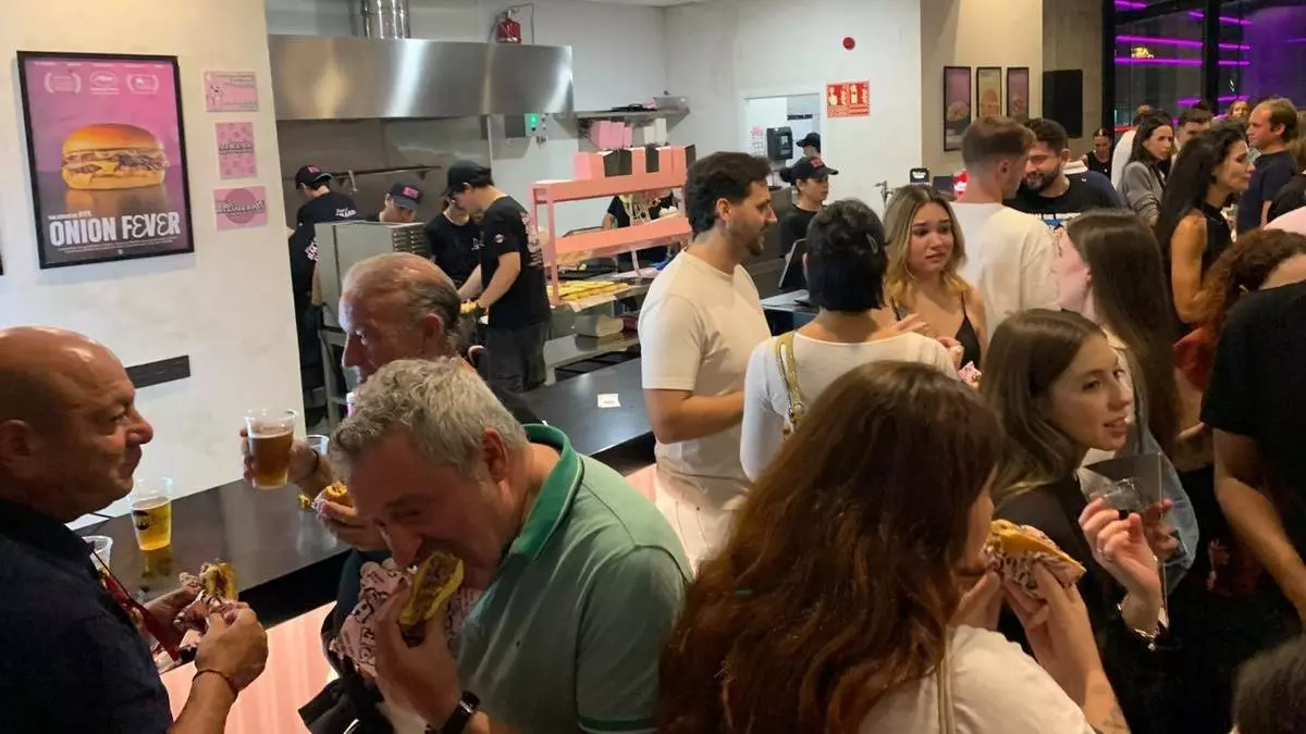 Hype desembarca en Vigo con una inauguración entre influencers, hamburguesas y un peculiar contrabando por la ría