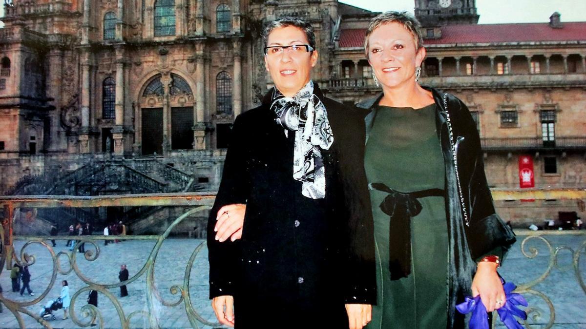 La primera pareja de lesbianas que se casó en Galicia, en Santiago, en un reportaje unos años después.