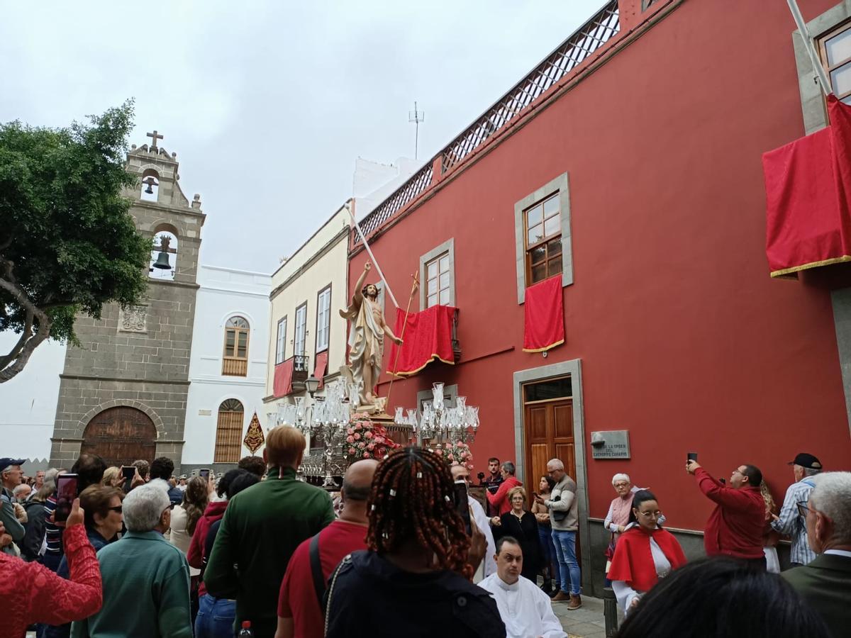 Salida del Cristo Resucitado de Vegueta por la plaza de Santo Domingo.