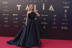 La alfombra de los Talía: escenario blanco y negro en el que ha brillando Victoria Luengo