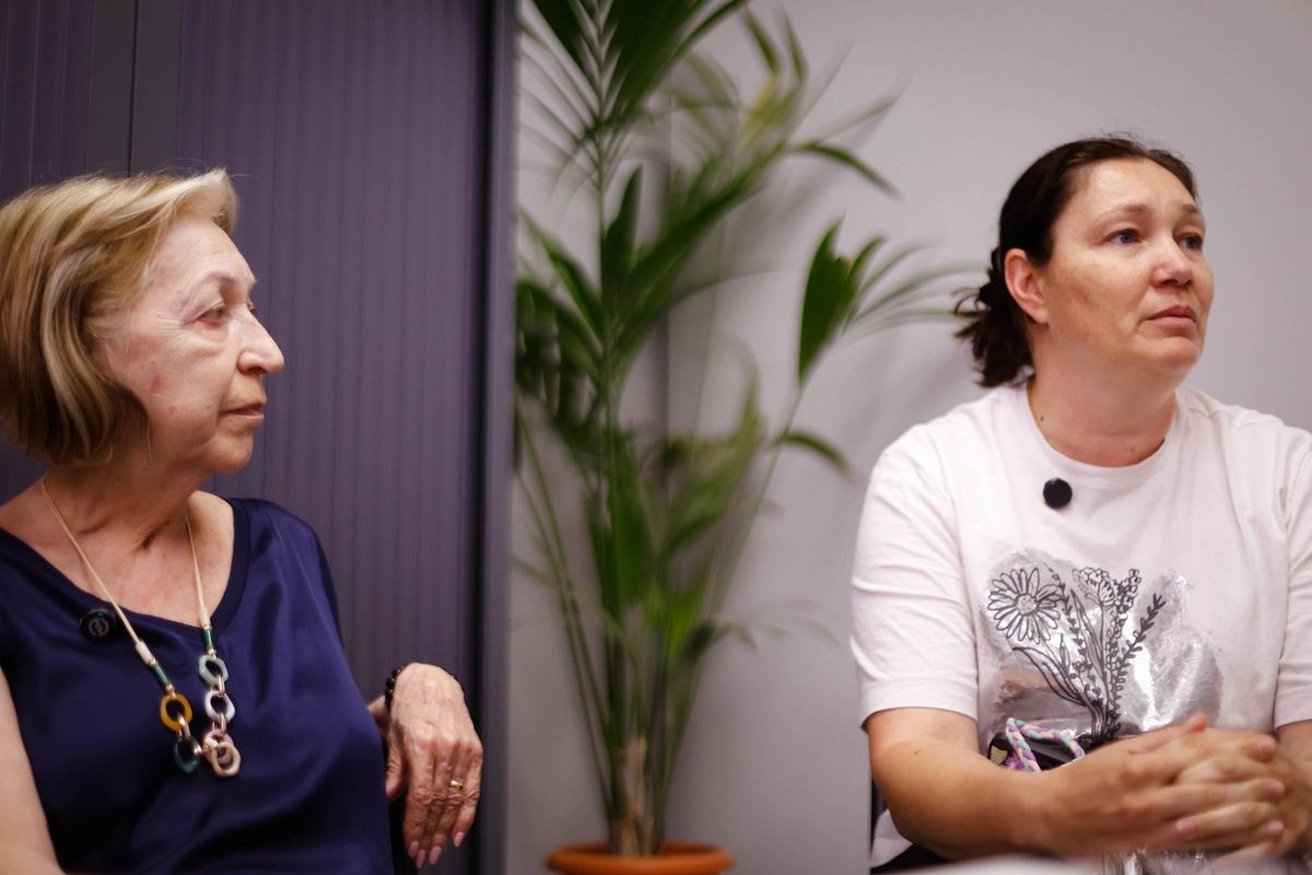 Lola y Patricia conversan sobre la importancia de su trabajo con la psicóloga.