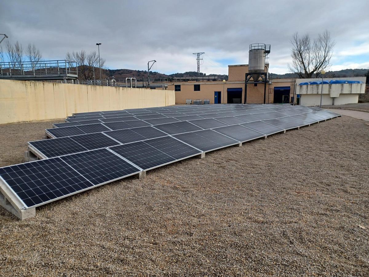 Aquara también contribuye a la lucha contra el cambio climático con la producción de energía verde a través de la instalación de placas solares en las instalaciones que gestiona, como por ejemplo, en la depuradora de Calamocha.