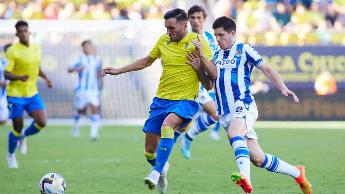 Lucas Pérez protege el balón ayer contra la Real. |  // E. P.