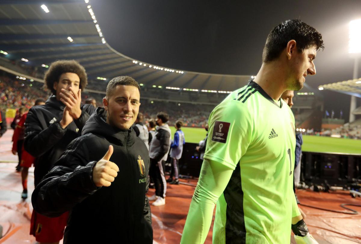 Los madridistas Courtois y Hazard celebran la clasificación de Bélgica para el Mundial.