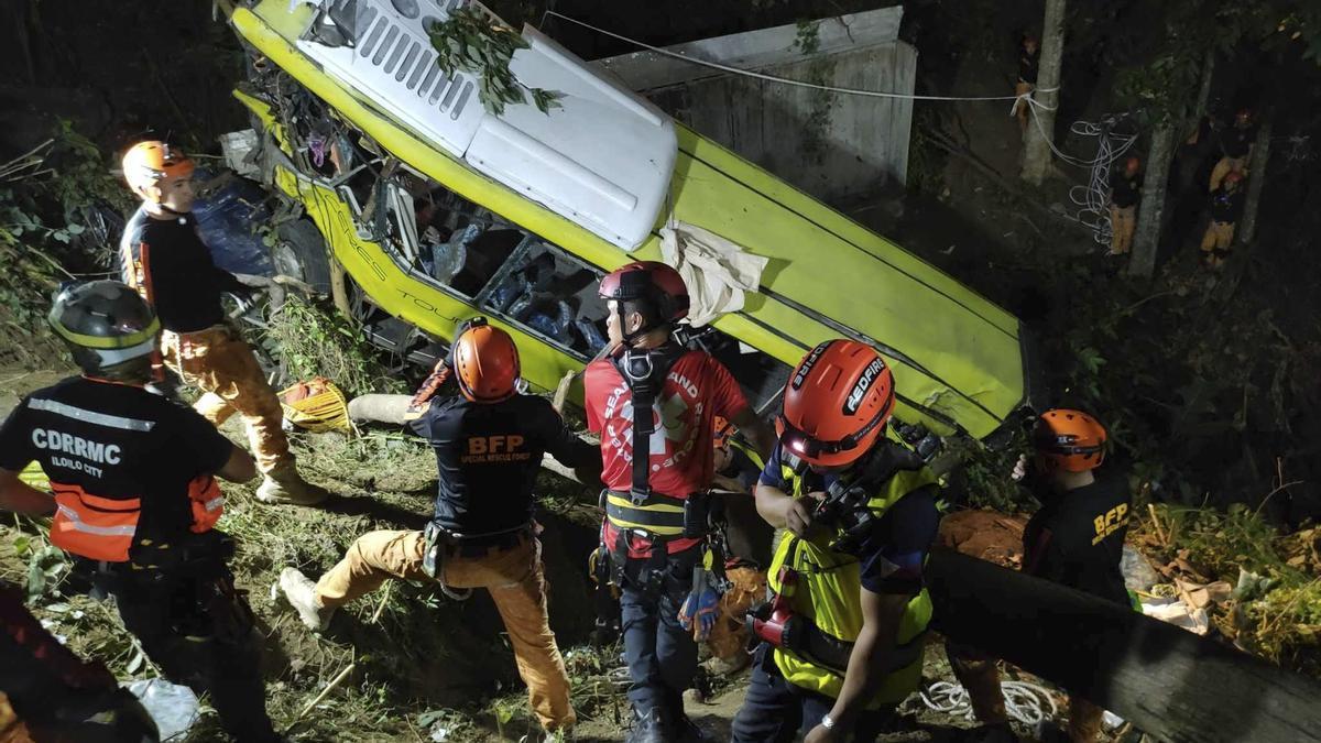 Fallecen 17 personas al precipitarse un autobús por un barranco en Filipinas.