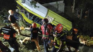 Fallecen 17 personas al precipitarse un autobús por un barranco en Filipinas.