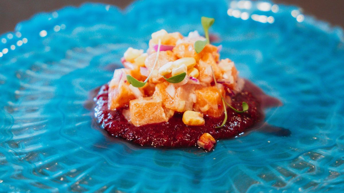 Ceviche de trucha y cerezas DOP del Jerte por Alvar Hinojal.