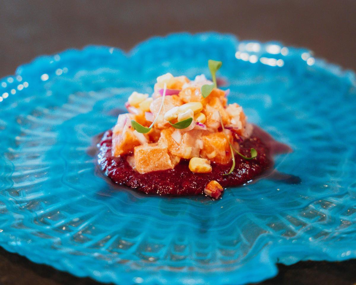 Ceviche de trucha y cerezas DOP del Jerte por Alvar Hinojal.