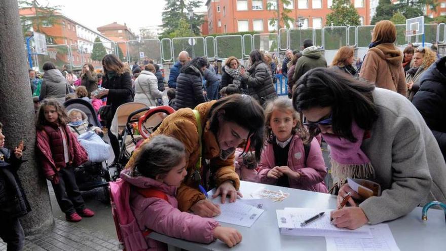 Un momento de la recogida de firmas ayer por la tarde en el colegio Gesta I.