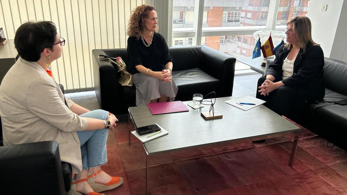 Por la izquierda, Vanesa Fernández, Aránzazu Fernández y Gimena Llamedo reunidas en la sede de la Vicepresidencia del Principado.