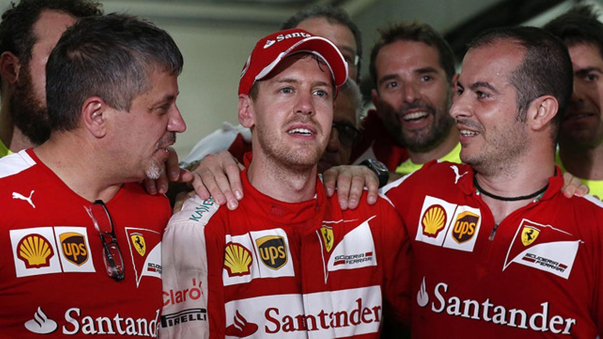 De izquierda a derecha, el jefe de Ferrari, Maurizio Arrivabene; el piloto Sebastian Vettel, vencedor en el GP de Malasia, y el jefe de mecánicos, Diego Ioverno, tras el triunfo del alemán