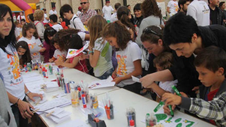 La calle Les Eres de Ibi acogió a los numerosos niños y niñas que participaron en los talleres organizados por diferentes centros educativos.