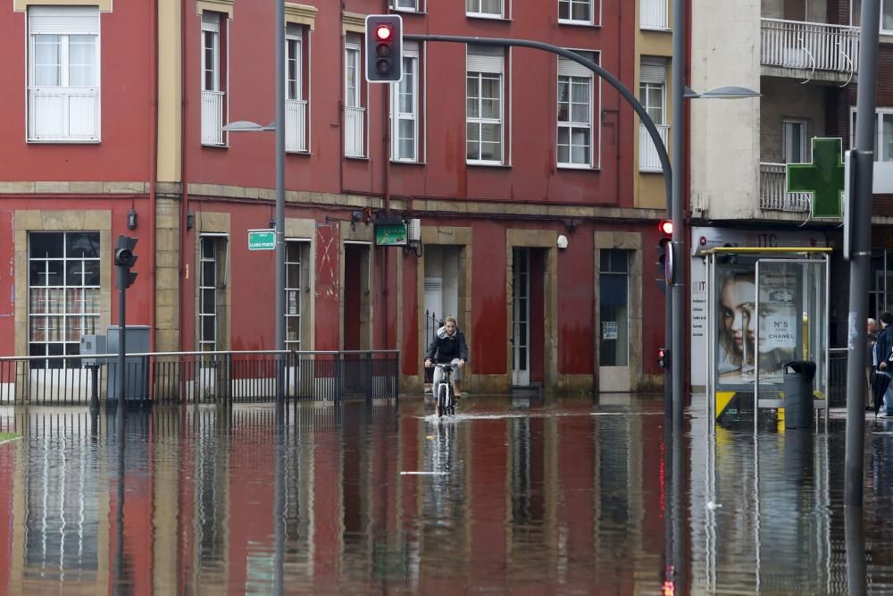 El temporal causa importantes inundaciones en Avilés