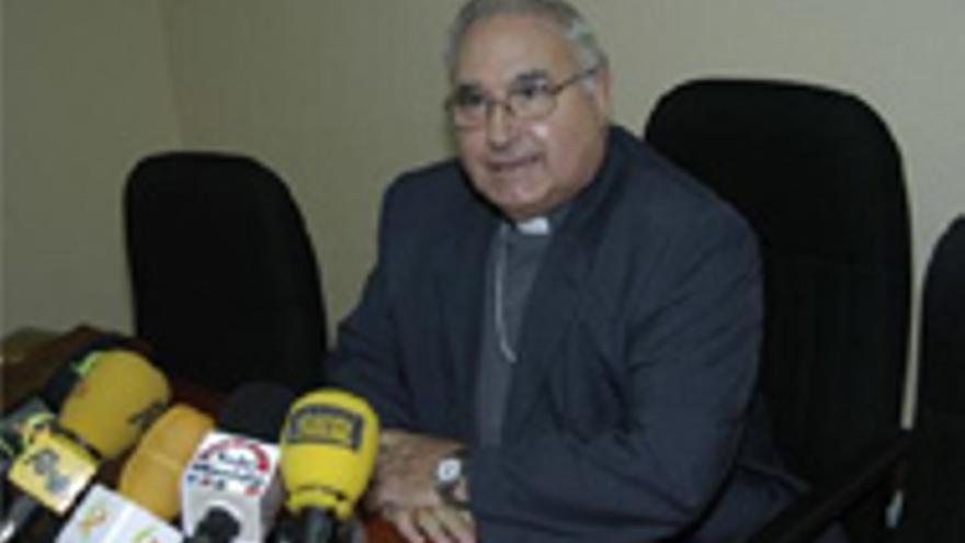 El arzobispo de Mérida-Badajoz y el obispo de Plasencia aseguran que las fotografías de Montoya alteran la pacífica convivencia social
