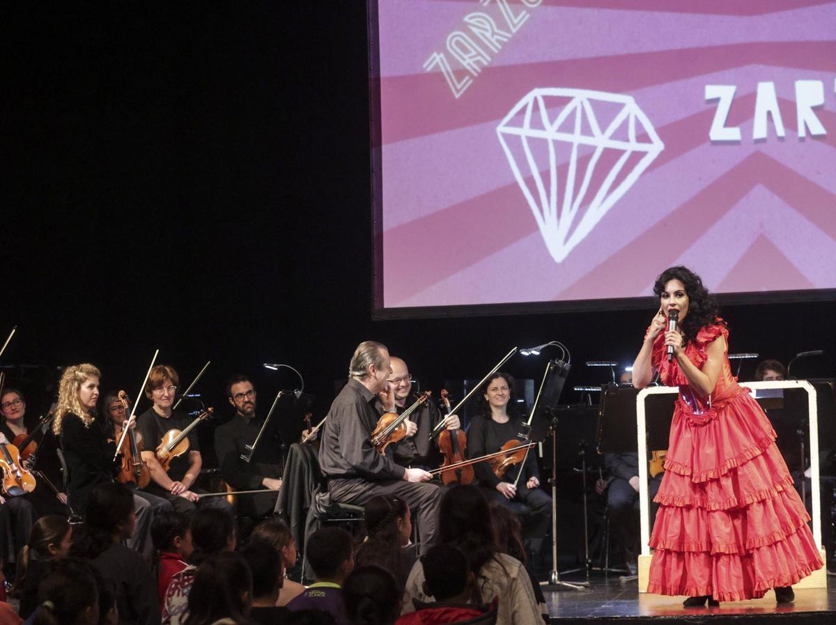 La soprano Amanecer Sierra, junto a Oviedo Filarmonía, en la actividad «Un día de zarzuela».
