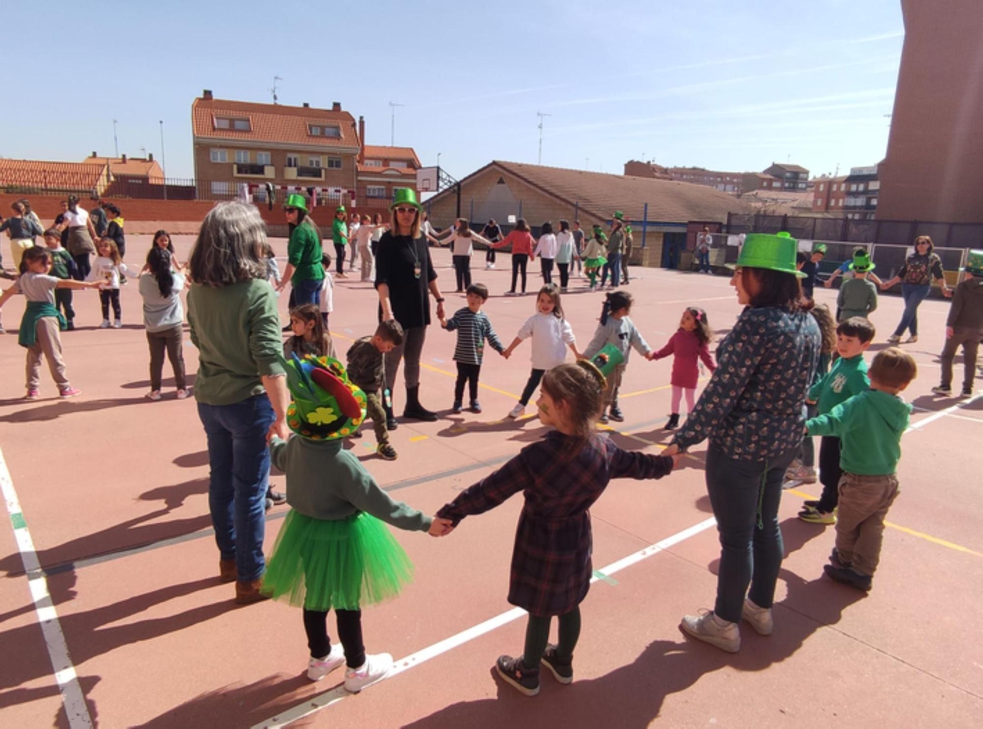 Así de bien lo pasan en el CEIP Buenos Aires de Benavente en la fiesta de St Patrick's Day