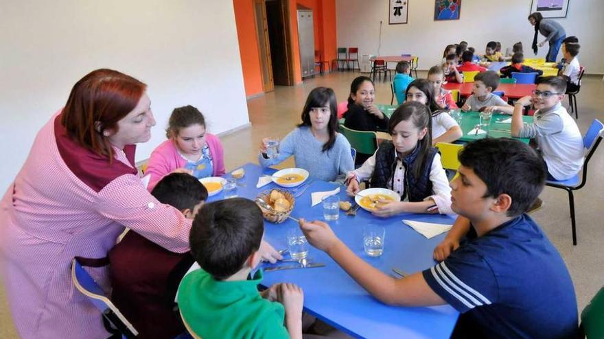 Alumnos comiendo ayer en el comedor del colegio El Coto.
