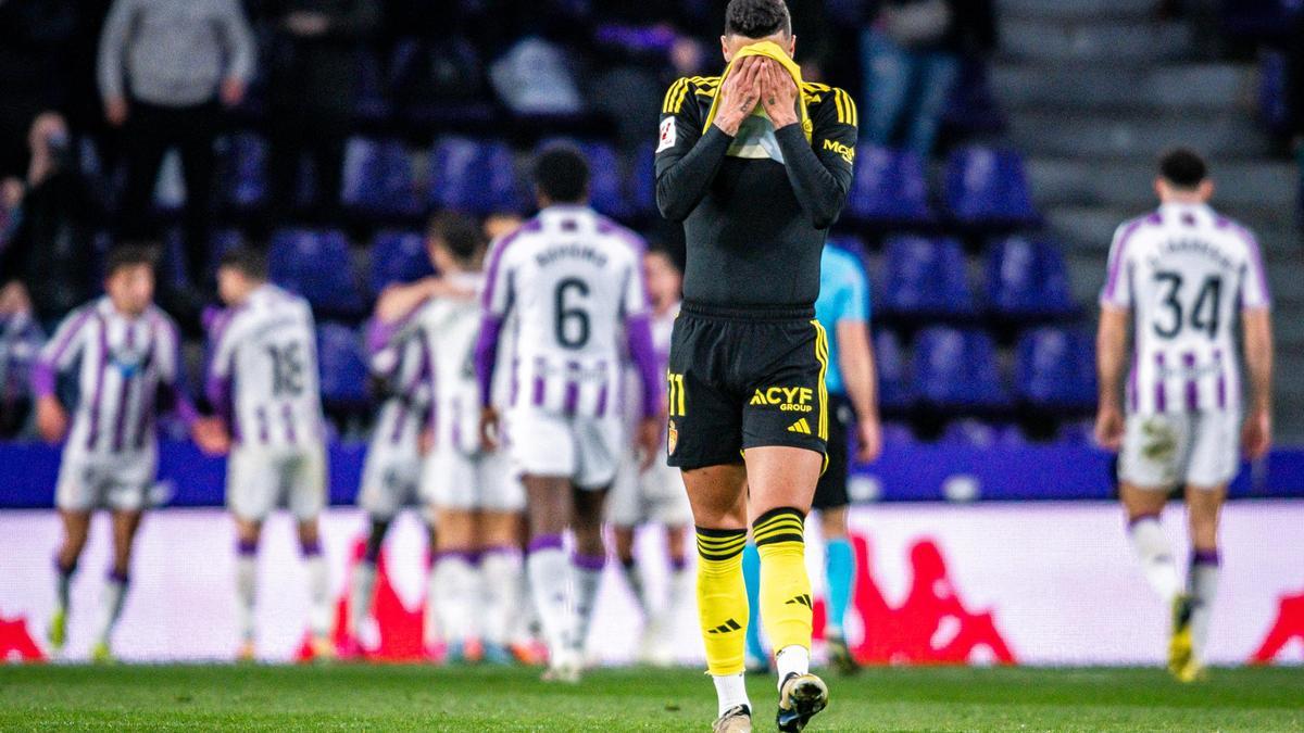 Maikel Mesa, cabizbajo mientras el Valladolid celebra un gol en el Nuevo Zorrilla.