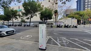Cargador mixto de coches y motos en la calle Europa de Barcelona.