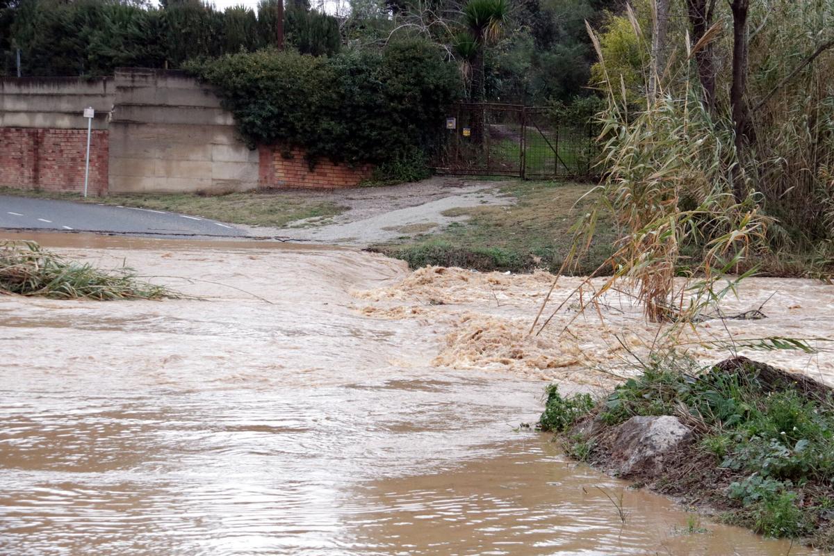 L'augment del cabal inunda un pas cap al riu Manol al Pont del Príncep