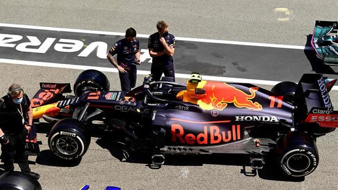 Mecánicos de Red Bull con el coche de Sergio Pérez