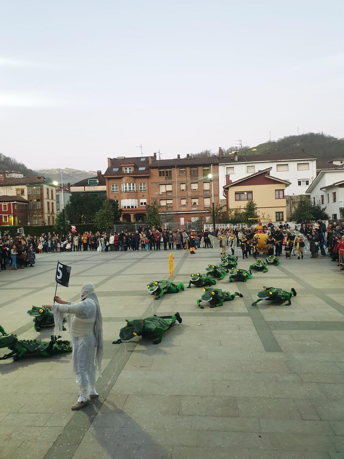 El madreñogiro, en el desfile.