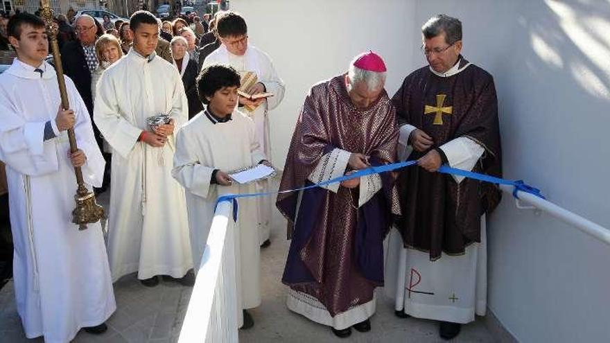 El obispo corta la cinta del nuevo acceso a Fátima. // M.G. Brea