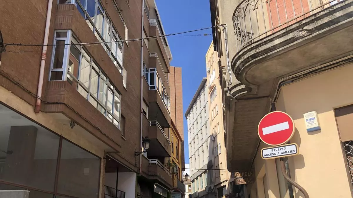 Apartamentos turísticos, música, una librería religiosa y una peluquería que dan vida a una calle de Cáceres