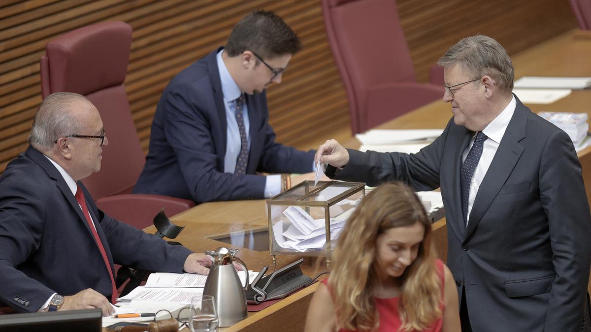 Ximo Puig deposita su voto ante el presidente de la Mesa de Edad Carlos Laguna