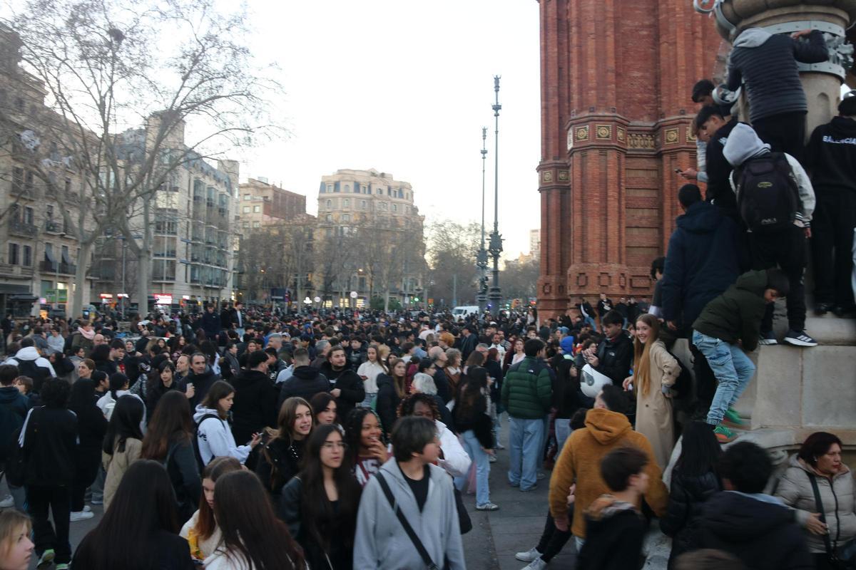 L’Arc de Triomf de Barcelona s’omple de curiosos a la recerca de ‘therians’